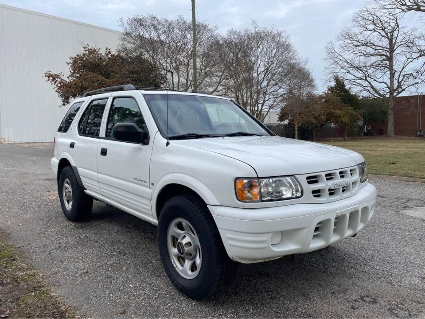 2001 white /Grey Isuzu Rodeo LS (4S2CK58W114) with an V6 engine, Auto transmission, located at 5700 Curlew Drive, Norfolk, VA, 23502, (757) 455-6330, 36.841885, -76.209412 - Photo#1